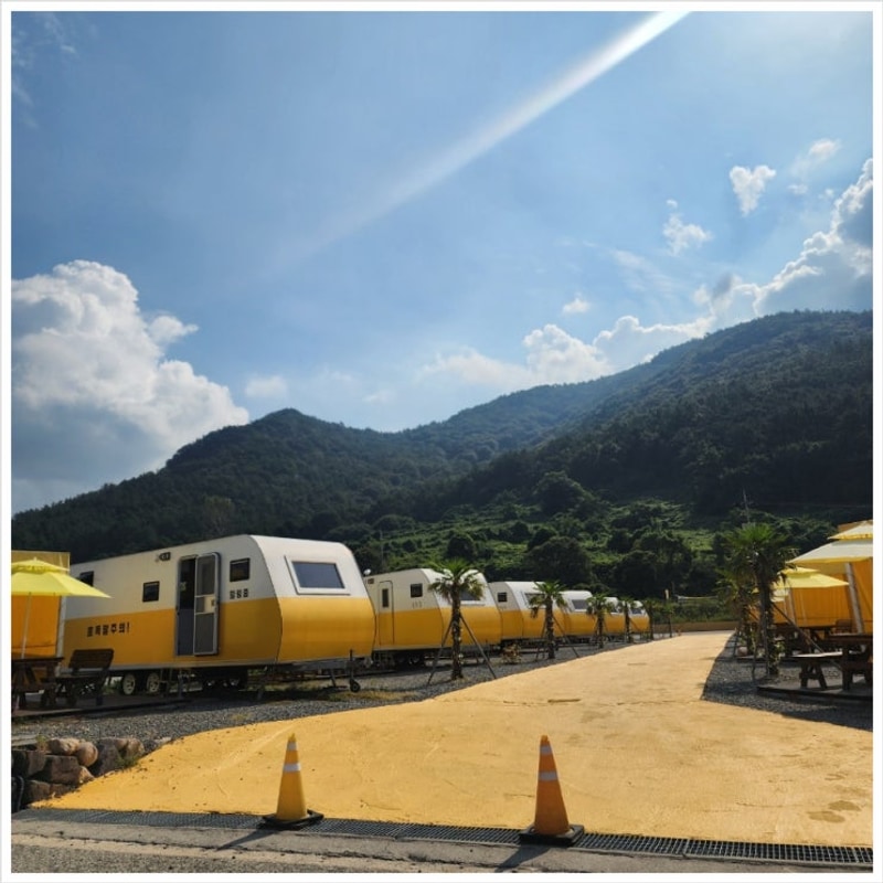 남해 노랑카라반, 10만원대로  오션뷰 숙소에서  감성캠핑...