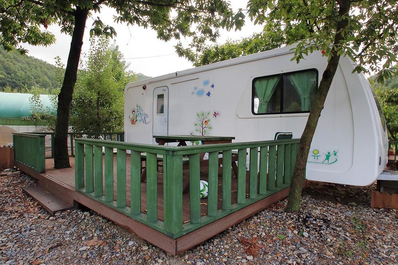 햇살아래 캠핑장 시설 사진 8