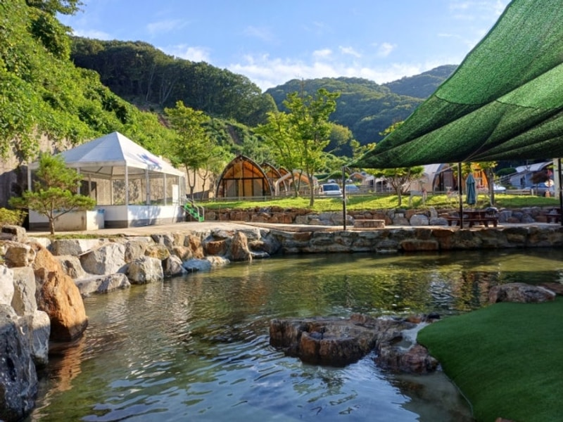 천안 글램핑 몽키캠핑장 계곡 카페가 있는 호텔급시설