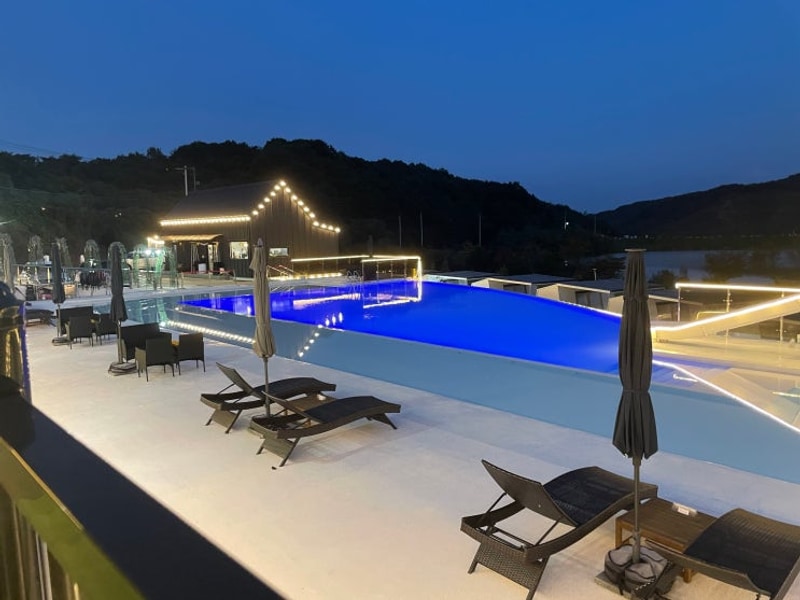 공주글램핑 히어위고글램핑&바베큐 조명 수영장 감성에...