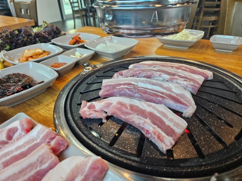 포천캠핑플래닛 근처 삼겹살 맛집, ‘우리동네 고깃집’｜가족...