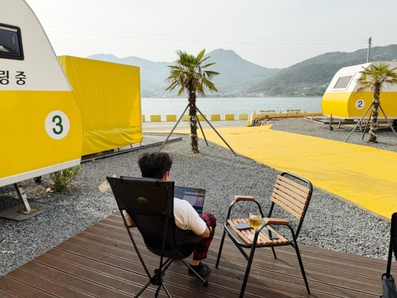 남해 여행 숙소 남해 캠핑장 오션뷰 펜션 노랑카라반