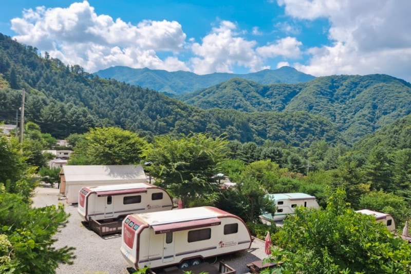 가평 뚜벅이 글램핑 계곡과 마운틴뷰 가평명지산 카라반 글램핑