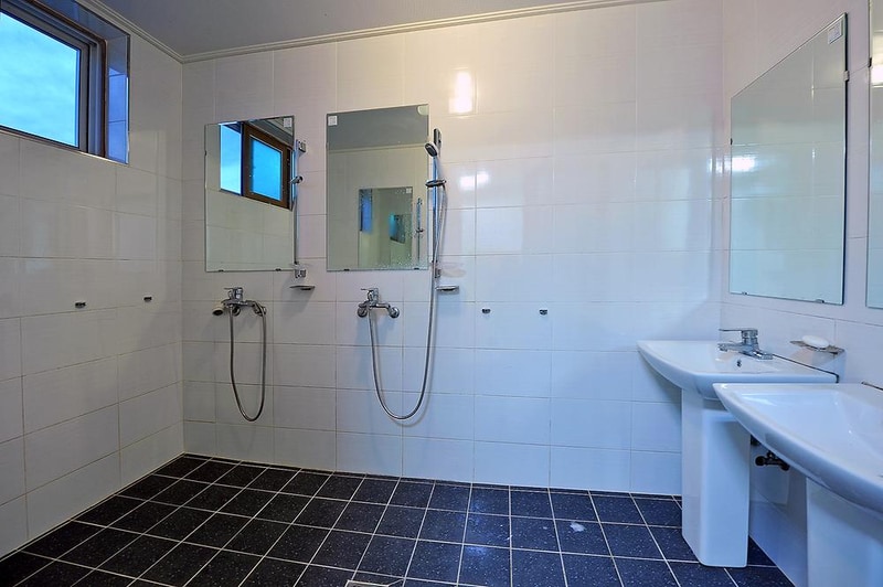 푸른바다와 캠핑 시설 사진 15