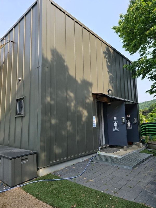 깊은 수영장과 미끄럼틀이 있는 일영무두리캠핑장 (데크o)