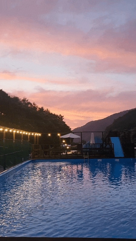 [연천 숲속의 쉼터 캠핑장] 온수 수영장과 개별 화장실, 음악이...